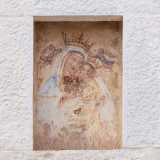...custodisce l�affresco della Madonna col Bambino, rappresentati con alcune rose tra le mani. Il fiore � da secoli uno dei simboli associati alla Vergine Maria e richiama la devozione legata alla sua figura